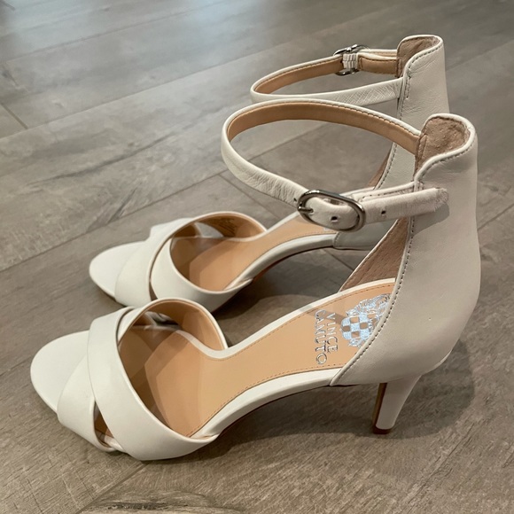 *Moving Sale*BRAND NEW Vince Camuto sandals 9M/39 - Picture 2 of 3